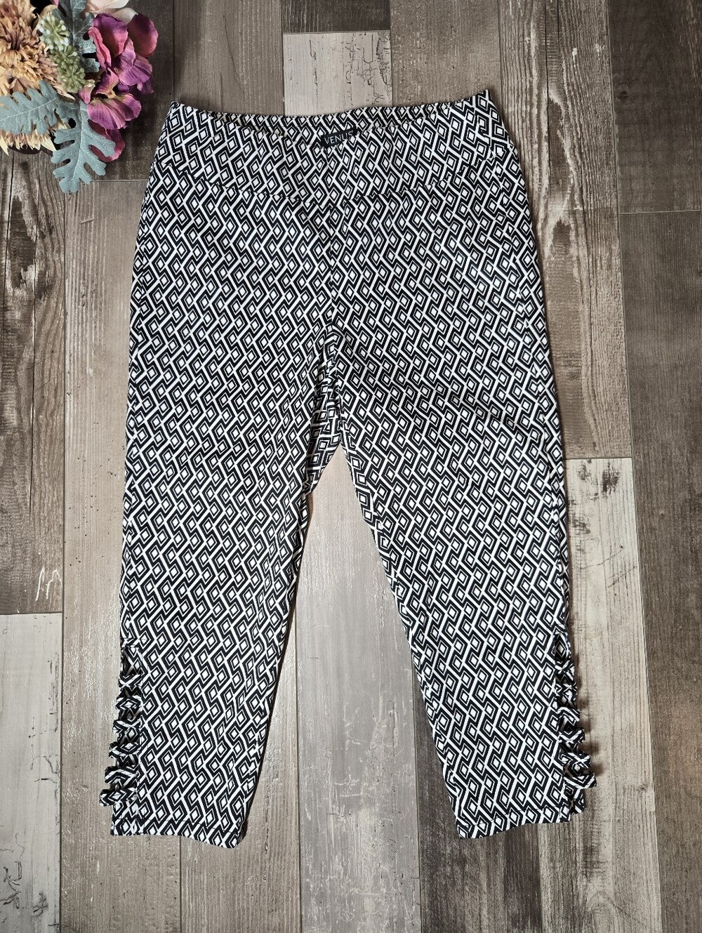 VENUS Black & White Geometric Capri Pants Women’s Size 4